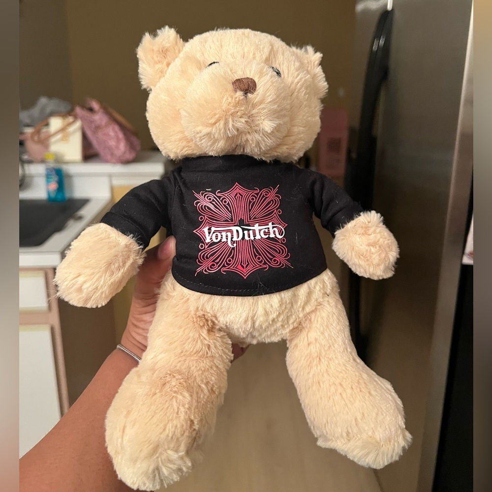 Von Dutch Cream Teddy Bear
Limited Edition